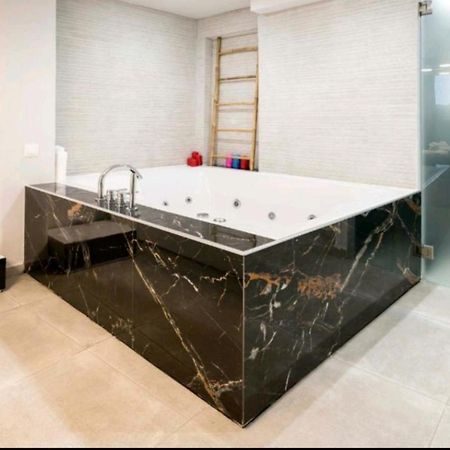 Romantic Jacuzzi Apartment Aten Exteriör bild