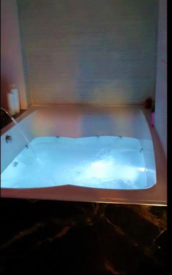 Romantic Jacuzzi Apartment Aten Exteriör bild