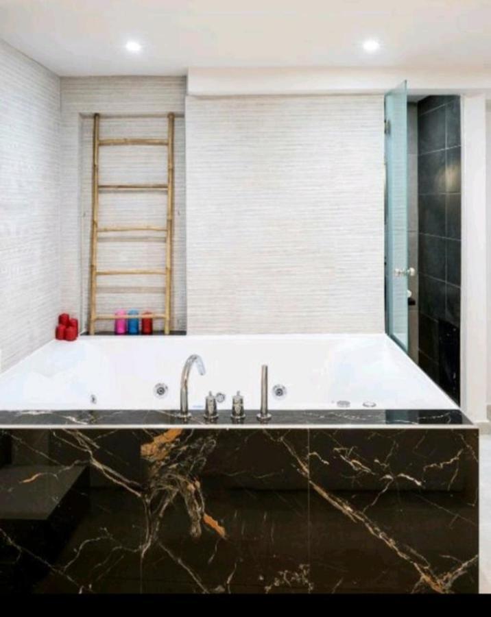 Romantic Jacuzzi Apartment Aten Exteriör bild